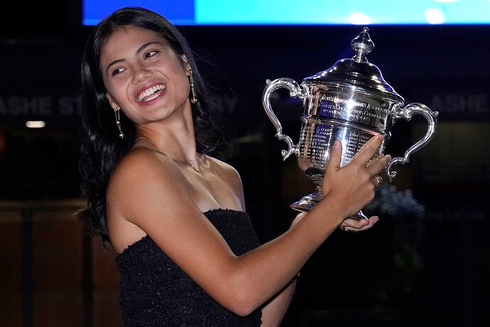 emma-raducanu-had-the-glow-of-a-champion-as-she-posed-with-the-us-open-trophy.