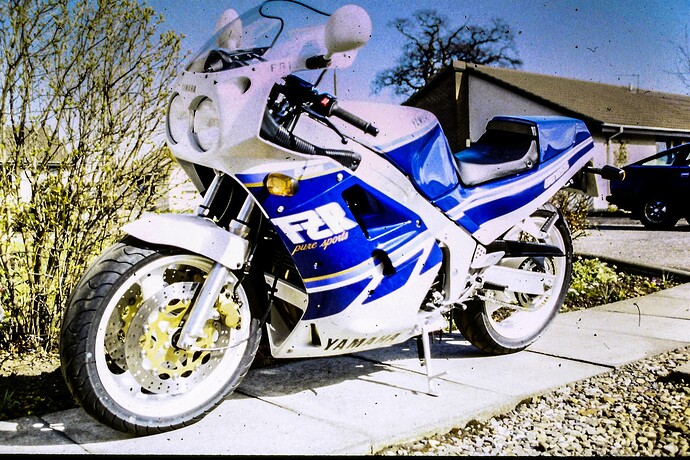 25-04-17-Yamaha FZR1000-001