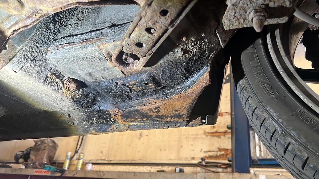 Repair immediately (major defects) Offside Rear Suspension component